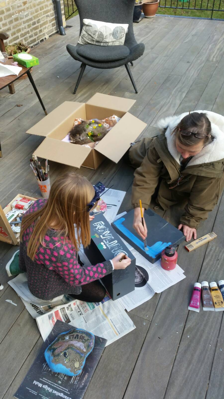 Dagmar og Janne laver Føvlings kiste og gravsten